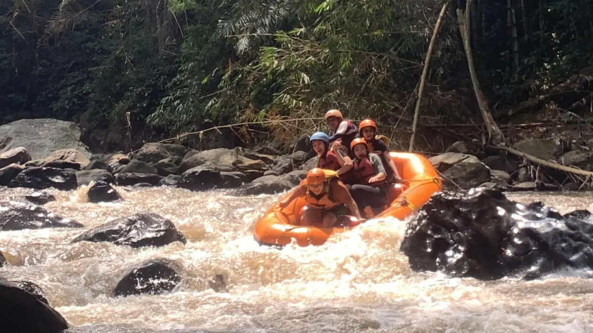 Keseruan Rafting Corporate